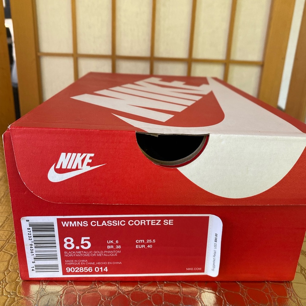 Nike Women's Sneakers in Black and Gold - Picture 10 of 10